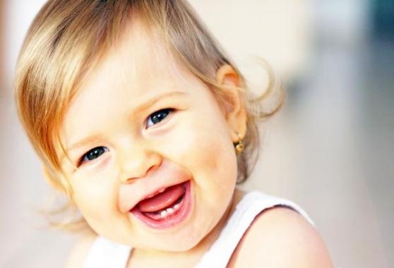 Прорезывание молочных зубов у детей: как помочь ребенку?