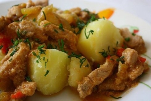 Картошка с мясом и овощами в мультиварке