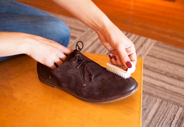 Как чистить замшевую обувь от соли и грязи?