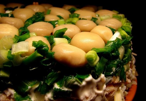 Салат Полянка с шампиньонамии ветчиной  Подробнее: http://ladyspecial.ru/kulinariya/kulinarnye-recepty/salatyi/salat-polyanka-s-shampinonami