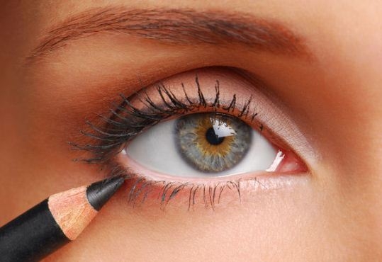 Как правильно подвести глаза карандашом?