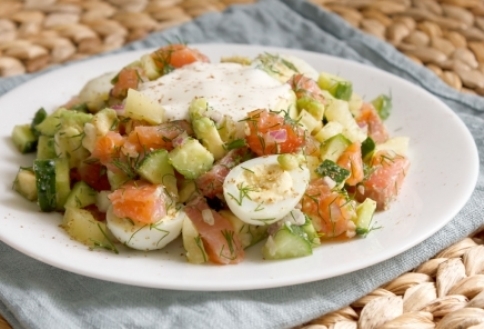 Салат из авокадо и семги с перепелиными яйцами