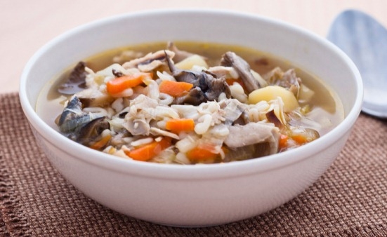 Классический рецепт супа из белых сушеных грибов с курицей