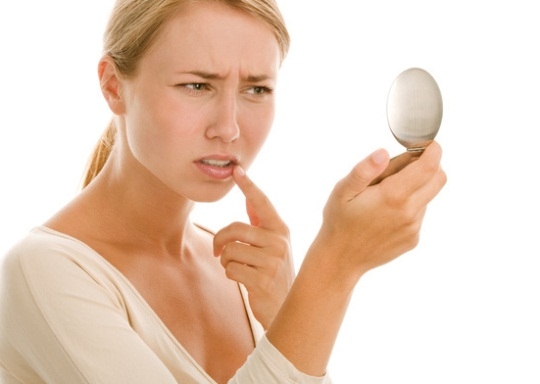 Почему трескаются уголки губ?