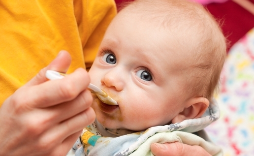 Когда вводить прикорм ребенку на искусственном вскармливании?