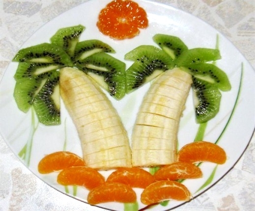 Праздничная поделка из фруктов в тропическом стиле