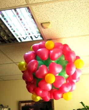 Цветочная люстра из воздушных шаров