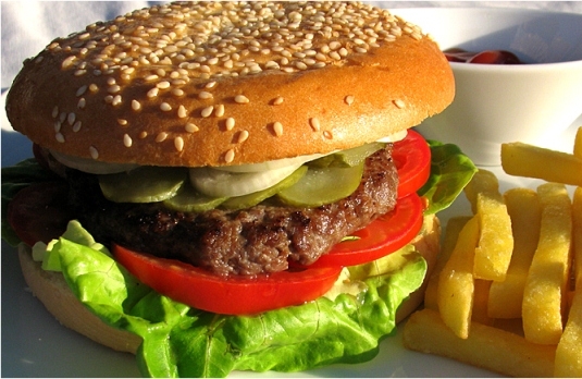 Гамбургер с корнишонами в домашних условиях: рецепт
