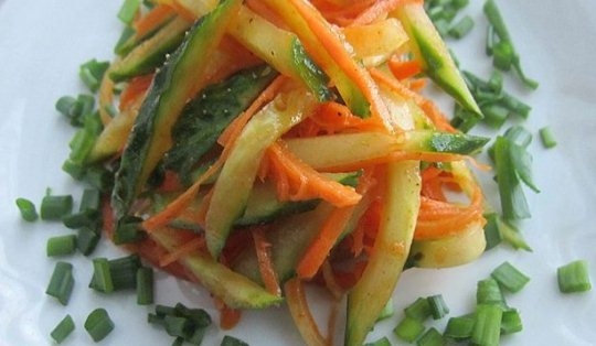 Корейская морковь по домашнему с огурцом