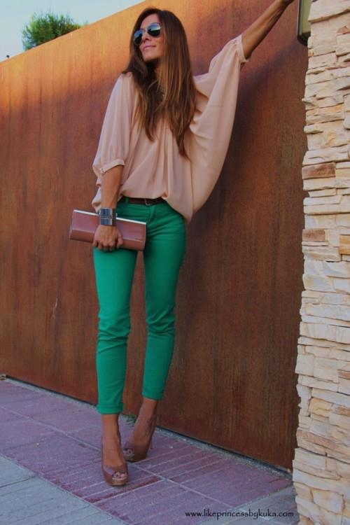 С чем носить зеленые брюки или джинсы? 