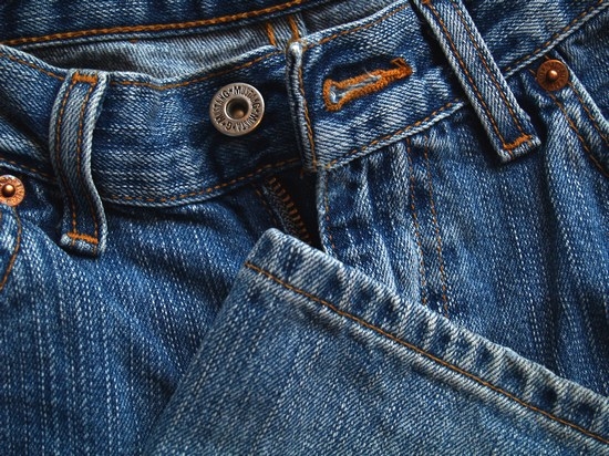 Джинсовая жилетка из старых джинсов