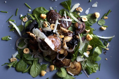 Салат  с грибами и орехами