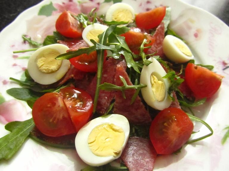 Салат с помидорами черри, тунцом и руколой