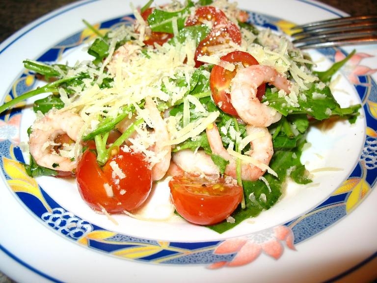 Салат с помидорами черри, креветками и руколой