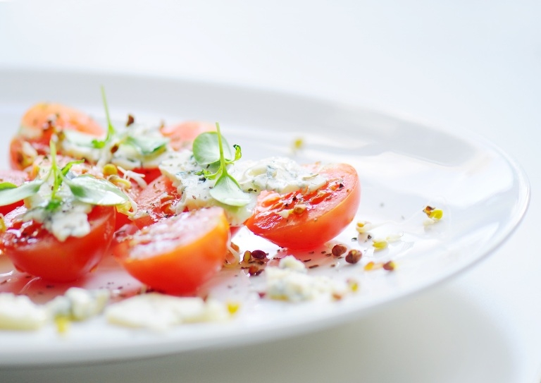 Салат с помидорами черри, редисом и руколой