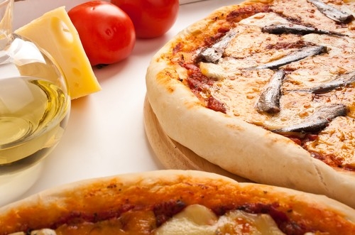 Итальянская пицца Маргарита с килькой: рецепт