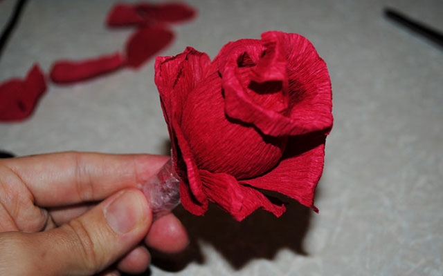 Роза своими руками из конфет и бумаги