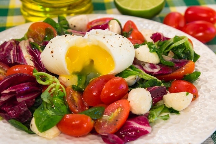 Салат с яйцом-пашот, помидорами и моцареллой