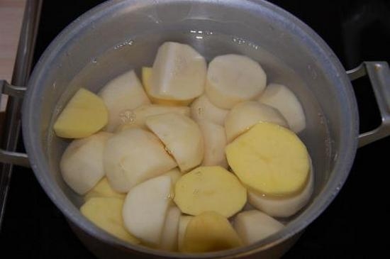 Отварите картофель в кастрюле