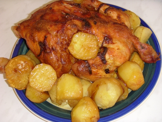 Ароматный цыпленок, запеченный в духовке с картофелем