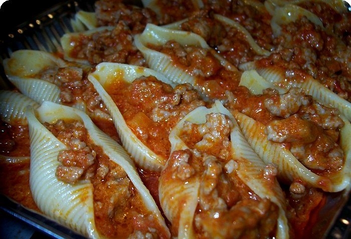 Фаршированные макароны ракушки с фаршем и томатным соусом в духовке