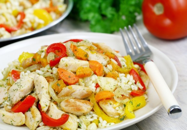 Тушёная курица с рисом и овощами