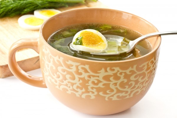 Классический зеленый суп из щавеля с крапивой