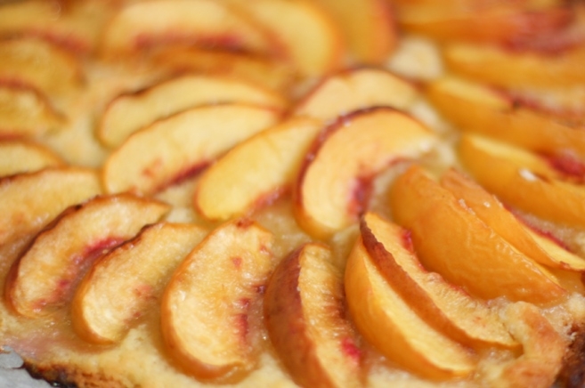 Рецепт пирога с консервированными персиками
