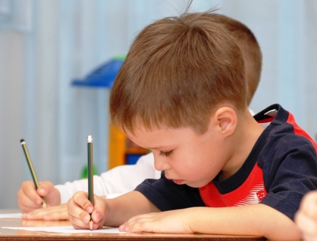 Как научить ребенка красиво писать?