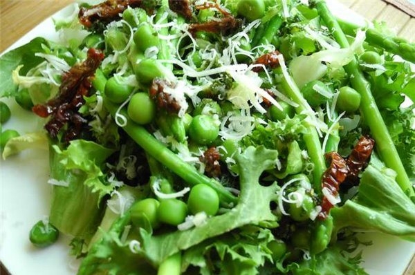 Салат из спаржи с зеленым горошком