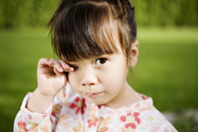 Гноятся глаза у ребенка: причины
