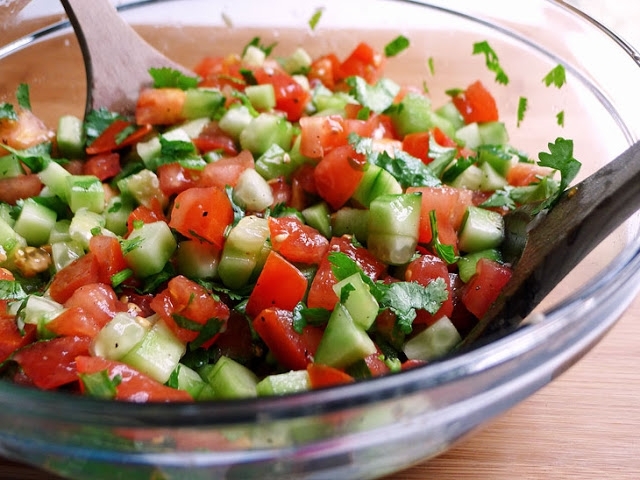 Салат с помидорами и огурцами: калорийность 