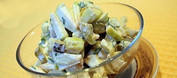 Салат с чесноком, шампиньонами и маринованными огурцами