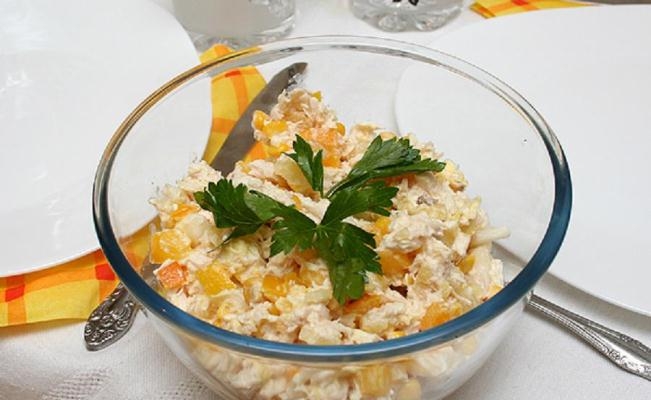 Салат с кукурузой и курицей: оригинальный рецепт