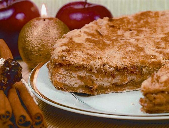 Яблочный пирог с изюмом и корицей в мультиварке