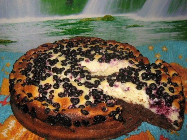 Бисквитный пирог с черникой в мультиварке