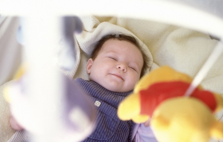 Как отучить ребенка от укачивания перед сном?