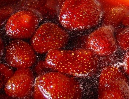 Очищенные ягоды клубники