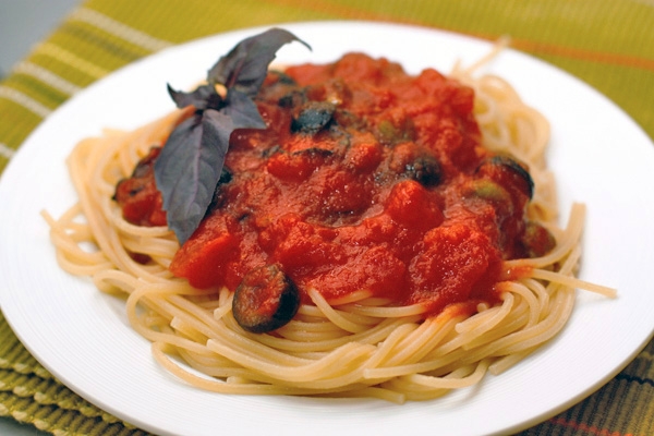 Спагетти в чесночном соусе из помидор и сладкого перца 