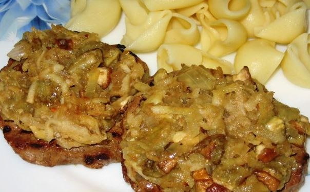 Шницель из свинины: рецепт с грибами и яблоками