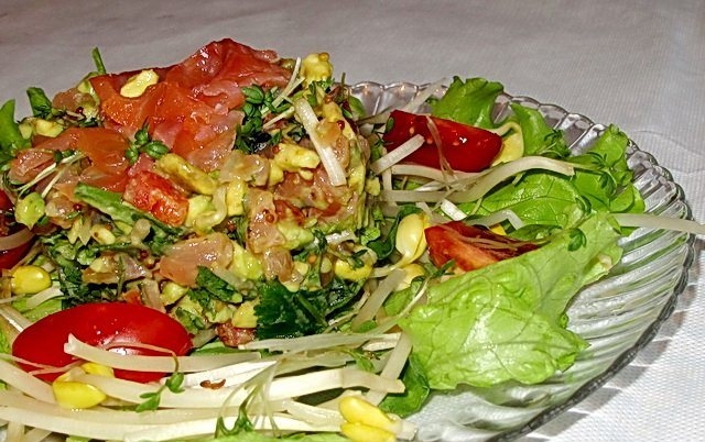 Как приготовить салат из салата микс с семгой и кукурузой?