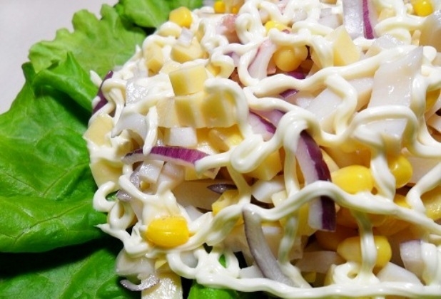 Салат из кукурузы и яиц с добавлением кальмаров: рецепт