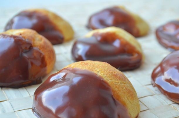 Шоколадные пончики со сгущенкой: рецепт