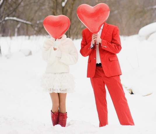 Фотосессия: свадьба зимой. Фото с шарами сердечками