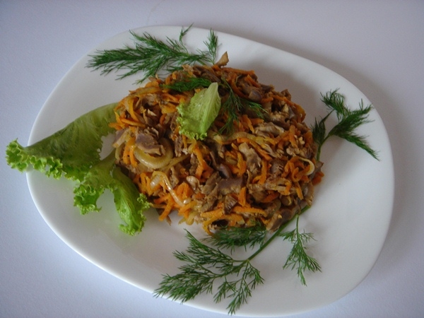 Салат из куриных желудков с морковью: рецепт