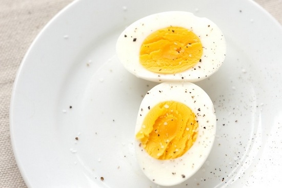 Сколько калорий содержится в вареном яйце?