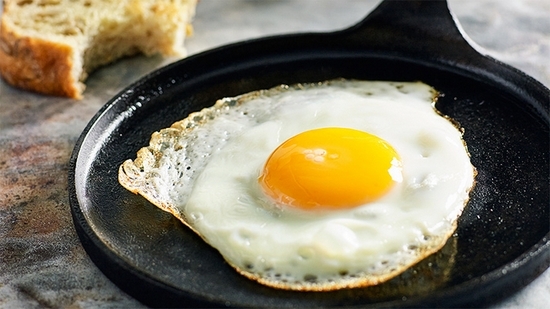 Сколько калорий в жареных яйцах?
