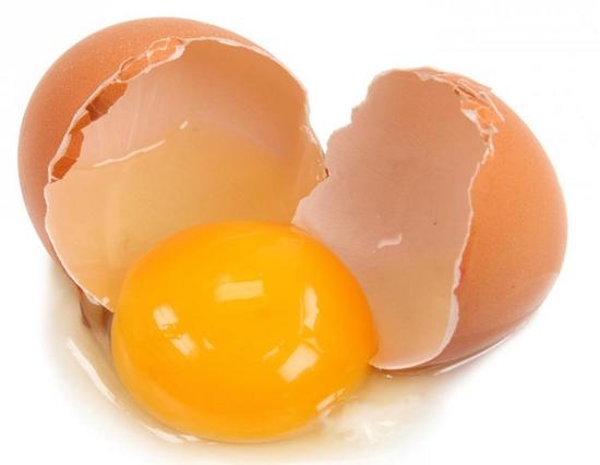Сколько калорий содержится в сыром яйце?