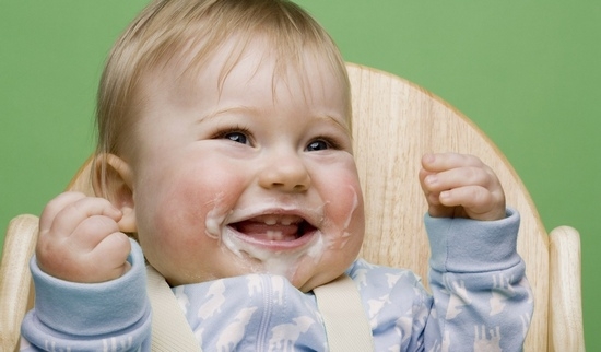 Что делать, если ребенок срыгивает свернувшимся молоком?
