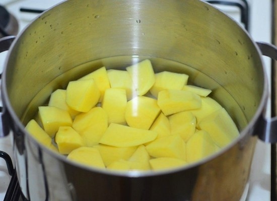 Рецепт приготовления тушеной картошки с тушенкой в кастрюле